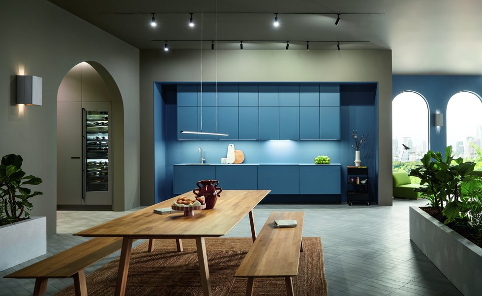 blaue küchenzeile mit esstisch